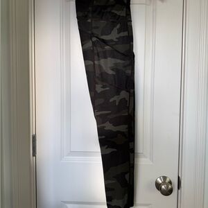 Athleta Camouflage Leggings, Size M, Cropped Ankle